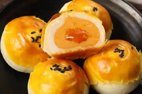 蛋黃酥里面白色的糯糯的是什么 蛋黃酥的來(lái)源 蛋黃酥里面白色的糯糯的是什么 蛋黃酥的來(lái)源