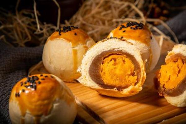 蛋黃酥里面白色的糯糯的是什么 蛋黃酥的來(lái)源 蛋黃酥里面白色的糯糯的是什么 蛋黃酥的來(lái)源