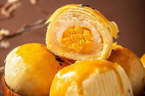 蛋黃酥里面白色的糯糯的是什么 蛋黃酥的來(lái)源 蛋黃酥里面白色的糯糯的是什么 蛋黃酥的來(lái)源