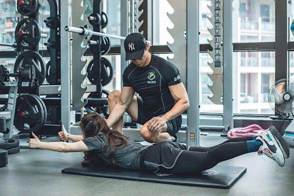 女子健身房上私教課腿骨被壓折 私教課到底有沒有必要 女子健身房上私教課腿骨被壓折 私教課到底有沒有必要