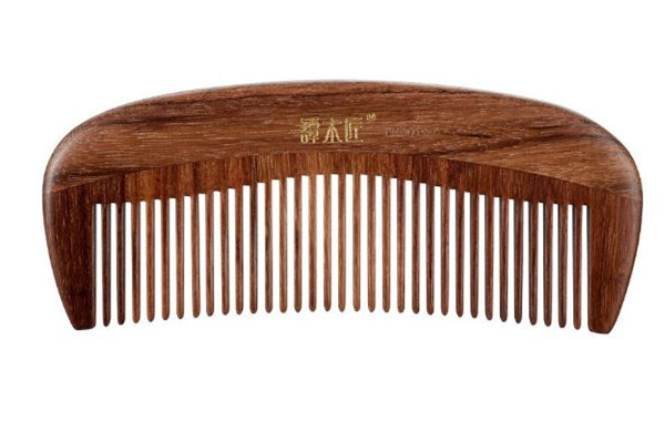 梳子用什么材質(zhì)對(duì)頭發(fā)好 梳子用檀木好還是桃木好 梳子用什么材質(zhì)對(duì)頭發(fā)好 梳子用檀木好還是桃木好