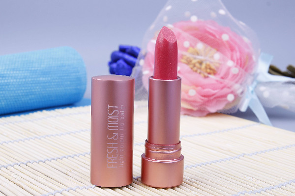 口紅用完了怎么把剩下的部分推出來 口紅怎么涂不掉色不沾杯 口紅用完了怎么把剩下的部分推出來 口紅怎么涂不掉色不沾杯