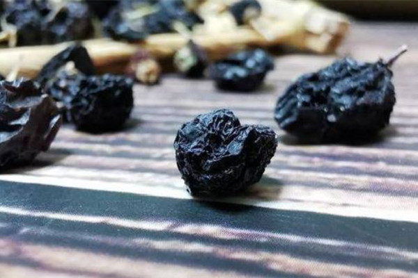 黑枸杞泡酒還可以加什么 黑枸杞泡酒喝了有什么功效 黑枸杞泡酒還可以加什么 黑枸杞泡酒喝了有什么功效