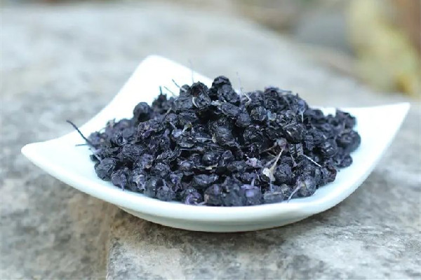 黑枸杞泡酒還可以加什么 黑枸杞泡酒喝了有什么功效 黑枸杞泡酒還可以加什么 黑枸杞泡酒喝了有什么功效