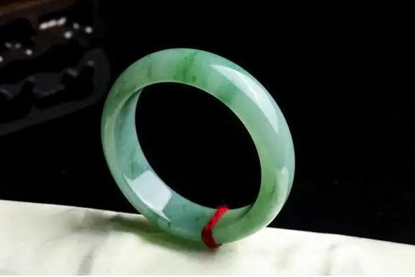 翡翠手鐲是飄花的好還是純色的好 翡翠手鐲買(mǎi)多少錢(qián)的好