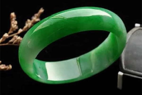 翡翠手鐲買(mǎi)回來(lái)需要用水泡一下嗎 翡翠手鐲泡水里有氣泡什么情況