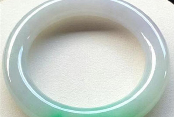 翡翠手鐲怎么看真假 翡翠手鐲聲音清脆是真的嗎 翡翠手鐲怎么看真假 翡翠手鐲聲音清脆是真的嗎