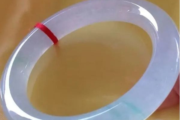 翡翠手鐲用什么油保養(yǎng) 翡翠手鐲多久保養(yǎng)一次 翡翠手鐲用什么油保養(yǎng) 翡翠手鐲多久保養(yǎng)一次