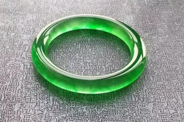 翡翠手鐲是飄花的好還是純色的好 翡翠手鐲買多少錢的好 翡翠手鐲是飄花的好還是純色的好 翡翠手鐲買多少錢的好