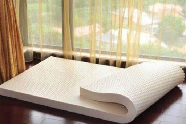 乳膠床墊和海綿床墊哪個(gè)比較好 乳膠床墊是什么材料制成