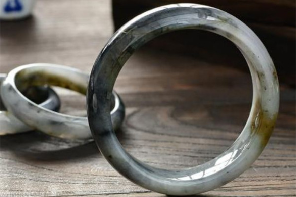 烏雞手鐲怎么辨別真假 烏雞手鐲買什么樣的