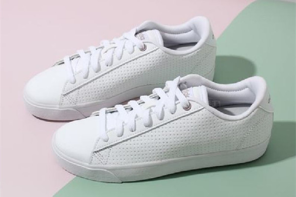 阿迪達(dá)斯小白鞋變黃怎么辦 阿迪達(dá)斯小白鞋用水洗會(huì)洗壞嗎 阿迪達(dá)斯小白鞋變黃怎么辦 阿迪達(dá)斯小白鞋用水洗會(huì)洗壞嗎