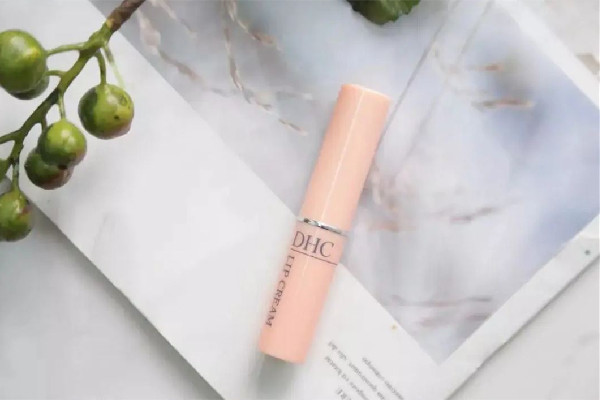 唇膏吃進嘴里沒事吧 唇膏對人體有害嗎 唇膏吃進嘴里沒事吧 唇膏對人體有害嗎