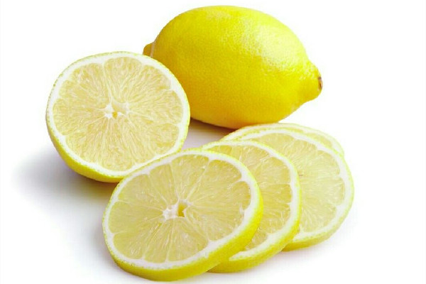 檸檬片泡水喝有什么功效和作用 檸檬片用熱水還是冷水泡 檸檬片泡水喝有什么功效和作用 檸檬片用熱水還是冷水泡