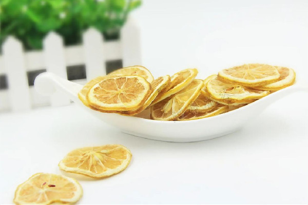 檸檬片泡水喝有什么功效和作用 檸檬片用熱水還是冷水泡 檸檬片泡水喝有什么功效和作用 檸檬片用熱水還是冷水泡