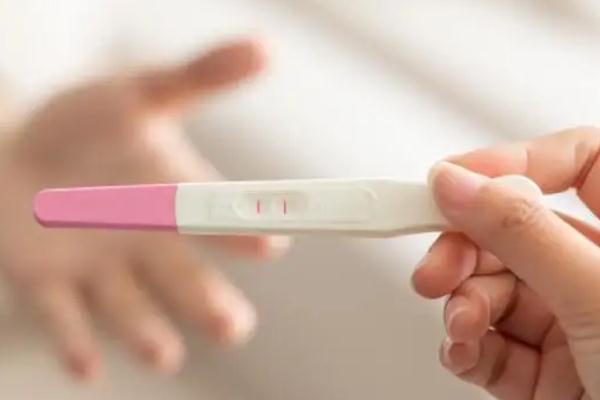 驗(yàn)孕棒有灰印是懷孕嗎 驗(yàn)孕棒有一條特別淺幾乎看不見(jiàn)