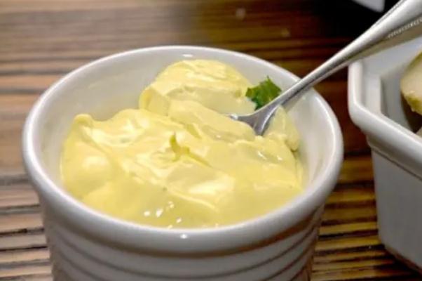 蛋黃醬有反式脂肪酸嗎 蛋黃醬有點(diǎn)酸正常嗎 蛋黃醬有反式脂肪酸嗎 蛋黃醬有點(diǎn)酸正常嗎