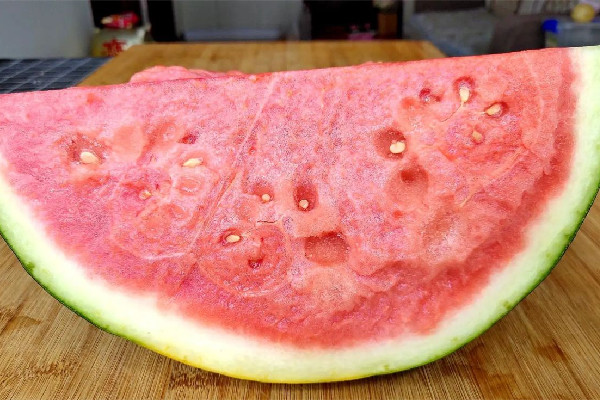 西瓜買回來沒切可以放多久 西瓜可以凍著吃嗎 西瓜買回來沒切可以放多久 西瓜可以凍著吃嗎