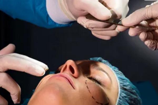 拉皮手術(shù)有生命危險嗎 拉皮手術(shù)會留疤痕嗎 拉皮手術(shù)有生命危險嗎 拉皮手術(shù)會留疤痕嗎