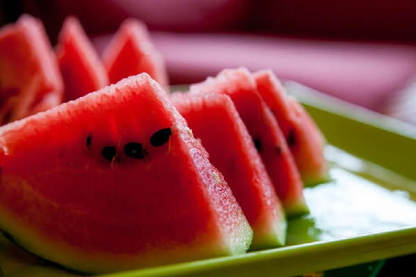 西瓜買(mǎi)回來(lái)沒(méi)熟怎么辦 西瓜沒(méi)熟是什么樣子的