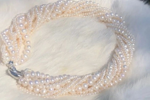 珍珠項(xiàng)鏈適合哪個年齡的女性 珍珠項(xiàng)鏈?zhǔn)裁磿r候戴最合適 珍珠項(xiàng)鏈適合哪個年齡的女性 珍珠項(xiàng)鏈?zhǔn)裁磿r候戴最合適