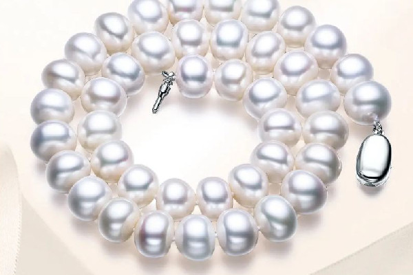 珍珠項(xiàng)鏈適合哪個年齡的女性 珍珠項(xiàng)鏈?zhǔn)裁磿r候戴最合適 珍珠項(xiàng)鏈適合哪個年齡的女性 珍珠項(xiàng)鏈?zhǔn)裁磿r候戴最合適