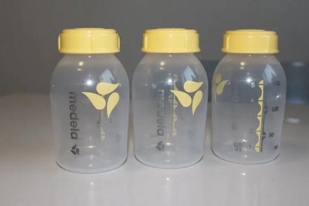 儲奶瓶的奶可以分次倒出嗎 儲奶瓶玻璃的好還是PP的好 儲奶瓶的奶可以分次倒出嗎 儲奶瓶玻璃的好還是PP的好