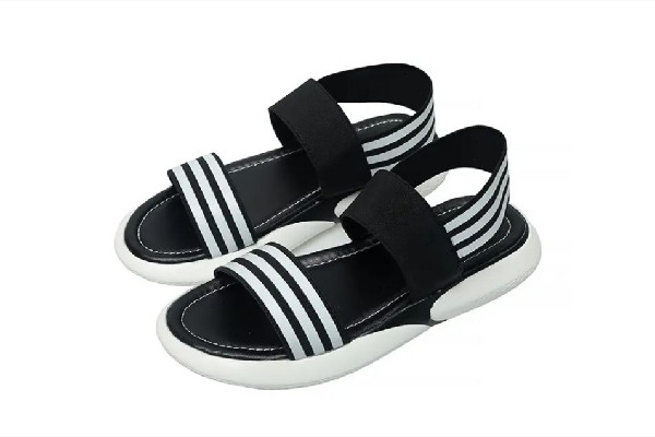 涼鞋買大點好還是小點好 涼鞋買大了一碼該怎么補救 涼鞋買大點好還是小點好 涼鞋買大了一碼該怎么補救