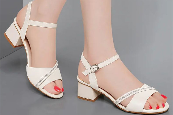 涼鞋買大點好還是小點好 涼鞋買大了一碼該怎么補救 涼鞋買大點好還是小點好 涼鞋買大了一碼該怎么補救