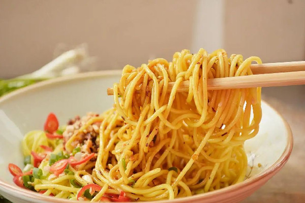 涼面的調(diào)料汁怎么調(diào) 涼面要放什么佐料才好吃 涼面的調(diào)料汁怎么調(diào) 涼面要放什么佐料才好吃