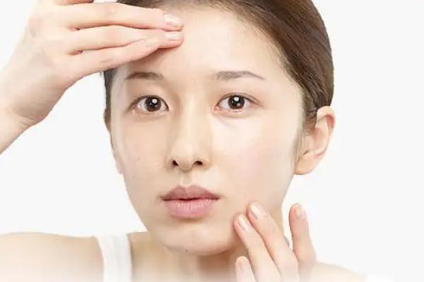 皮膚出油會(huì)導(dǎo)致什么 皮膚出油會(huì)導(dǎo)致皮膚暗黃嗎