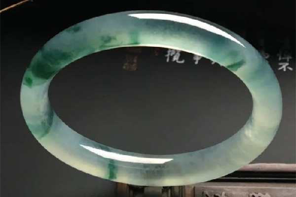 貴妃鐲和圓鐲的區(qū)別 貴妃鐲和圓鐲哪個(gè)值錢 貴妃鐲和圓鐲的區(qū)別 貴妃鐲和圓鐲哪個(gè)值錢