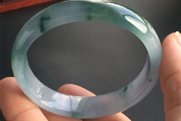 貴妃鐲和圓鐲的區(qū)別 貴妃鐲和圓鐲哪個(gè)值錢 貴妃鐲和圓鐲的區(qū)別 貴妃鐲和圓鐲哪個(gè)值錢