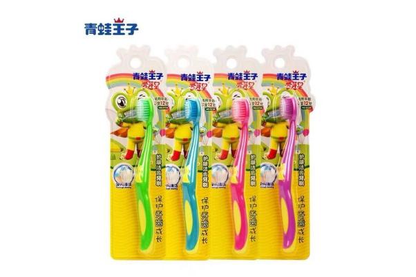 兒童牙刷對(duì)牙齒好嗎 適合嬰幼兒使用的牙刷應(yīng)是什么 兒童牙刷對(duì)牙齒好嗎 適合嬰幼兒使用的牙刷應(yīng)是什么