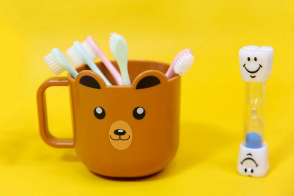 兒童牙刷對(duì)牙齒好嗎 適合嬰幼兒使用的牙刷應(yīng)是什么 兒童牙刷對(duì)牙齒好嗎 適合嬰幼兒使用的牙刷應(yīng)是什么