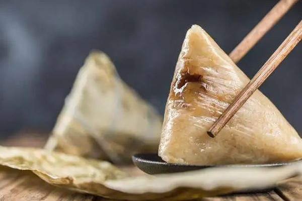 粽子煮熟后放在水里還是撈出來(lái) 粽子煮熟后要泡一夜嗎