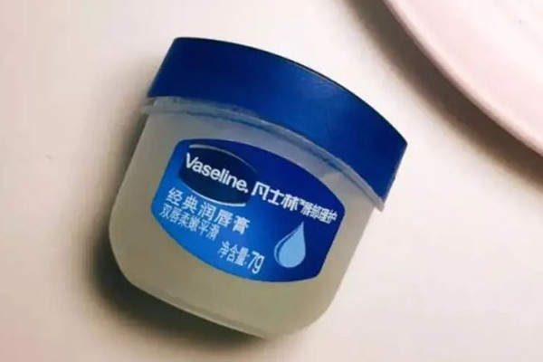 凡士林為什么有的白有的黃 凡士林買哪個牌子好 凡士林為什么有的白有的黃 凡士林買哪個牌子好