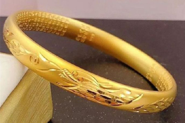 黃金手鐲發(fā)黑怎么回事 黃金手鐲發(fā)黑怎樣清洗