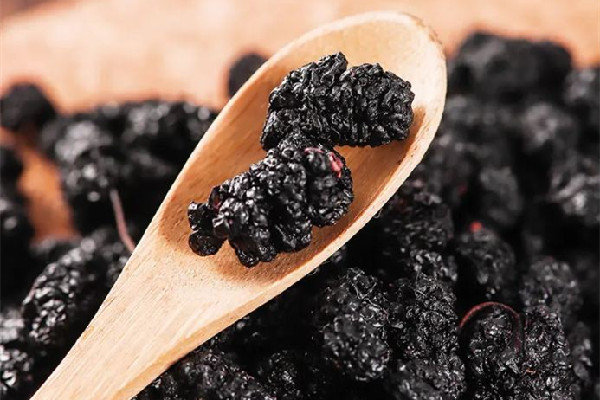 桑葚干泡酒比例多少最好 桑葚干泡酒用什么酒比較好 桑葚干泡酒比例多少最好 桑葚干泡酒用什么酒比較好