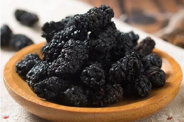 桑葚干泡酒比例多少最好 桑葚干泡酒用什么酒比較好 桑葚干泡酒比例多少最好 桑葚干泡酒用什么酒比較好