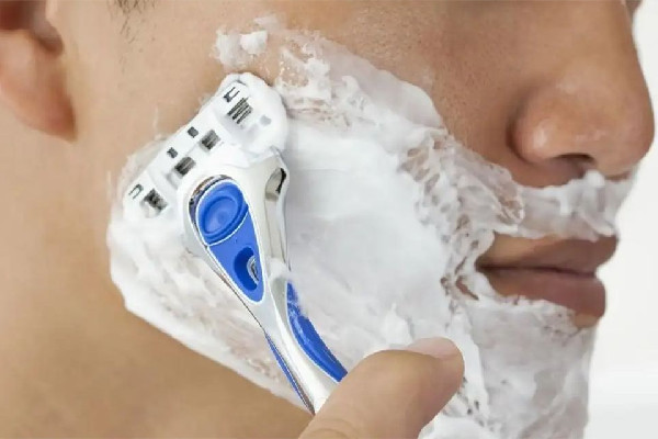 刮胡子是用剃須刀好還是刮胡刀好 刮胡子用什么刮最好 刮胡子是用剃須刀好還是刮胡刀好 刮胡子用什么刮最好