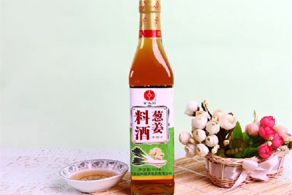 料酒和黃酒有什么區(qū)別 料酒屬于黃酒嗎 料酒和黃酒有什么區(qū)別 料酒屬于黃酒嗎