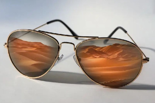 太陽鏡要無色還是有色 太陽鏡買變色的還是不變色的 太陽鏡要無色還是有色 太陽鏡買變色的還是不變色的