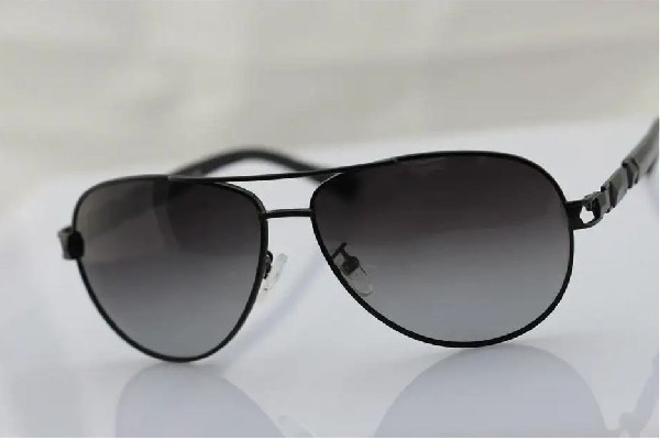 太陽鏡要無色還是有色 太陽鏡買變色的還是不變色的 太陽鏡要無色還是有色 太陽鏡買變色的還是不變色的