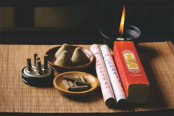 三伏灸和三伏貼有什么區(qū)別 三伏灸和三伏貼哪個好 三伏灸和三伏貼有什么區(qū)別 三伏灸和三伏貼哪個好