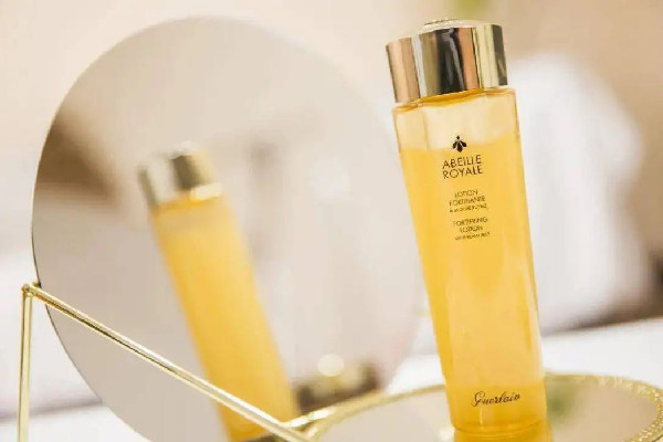 嬌蘭蜂皇水和雅詩蘭黛原生液哪個(gè)好 嬌蘭蜂皇水有什么用