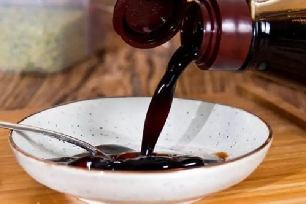 老抽和醬油有什么區(qū)別 老抽可以腌制生肉嗎 老抽和醬油有什么區(qū)別 老抽可以腌制生肉嗎