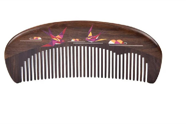 木梳子是桃木好還是檀木好 木梳子買(mǎi)什么材質(zhì)的好