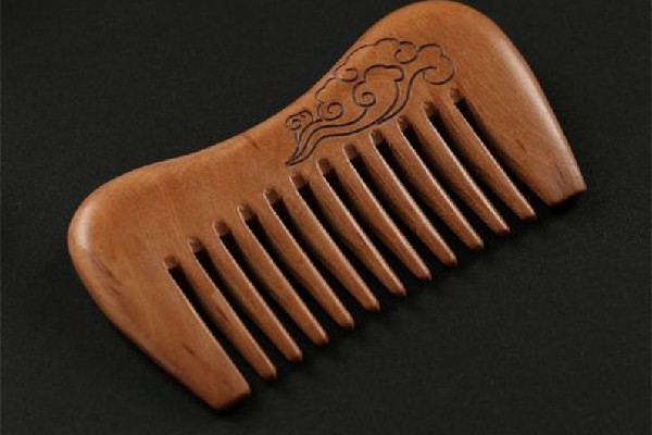 木梳子是桃木好還是檀木好 木梳子買(mǎi)什么材質(zhì)的好