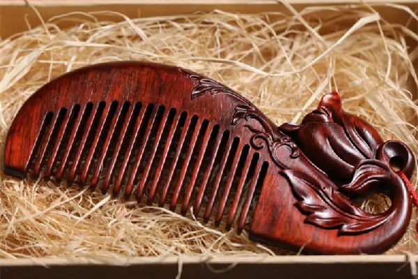 木梳子和牛角梳哪個(gè)好 木梳子買回來(lái)怎么處理